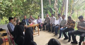 Hadiri Kegiatan Ngopi Bareng Kapolsek Manis mata Bersama Bupati Ketapang di Desa Ratu Elok