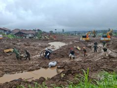 Hujan Tidak Menyurutkan TNI dan Tim Gabungan Dalam Pencarian Korban Longsor