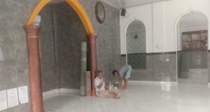 Warga Abadi RT 03/RW 04 Pondok Karya Gelar Kerja Bakti Bersihkan Musala Sambut Ramadan