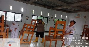 Giat “Police Goes To School” Bhabinkamtibmas Desa Setiamulya Bersama Pelajar MAN 4 Tarumajaya Bersihkan Lumpur Pasca Banjir
