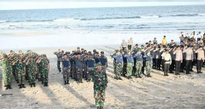 TNI AL Turun Tangan Bersihkan Laut Bali, Sinergi Nasional Jaga Aset Maritim dan Pariwisata