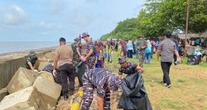 Dari Pantai untuk Negeri, Prajurit Lanal Ketapang Antusias Bergerak Bersama Jaga Kebersihan Laut