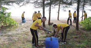Personel Polres Beltim Bersama Masyarakat Gelar Aksi Bersih-Bersih Di Pantai