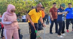 Pimpin Aksi Bersih Pantai Pangandaran, Kapolda Jabar Ajak Masyarakat Jangan Buang Sampah Sembarangan