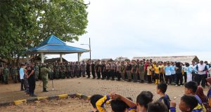 Program Gerakan ASRI” Polres Ketapang Bersama Forkopimda Dan Pelajar Laksanakan Kerja Bakti Kebersihan Di Pantai Pecal
