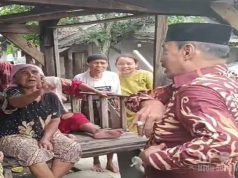 Kades Karangsari Tunjukkan Kepedulian, Bantu Lansia dan Genjot Perbaikan Jalan Pasca Banjir