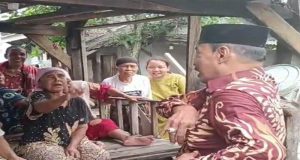 Kades Karangsari Tunjukkan Kepedulian, Bantu Lansia dan Genjot Perbaikan Jalan Pasca Banjir