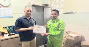 Operator Gondola PT Pasti Maju Indonesia Bantu Padamkan Kebakaran Kecil KRL di Stasiun UP, Terima Penghargaan dari Dirut