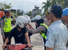 Kapolres Beltim Bagikan Helm Dalam Operasi Keselamatan Menumbing 2026