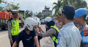 Kapolres Beltim Bagikan Helm Dalam Operasi Keselamatan Menumbing 2026