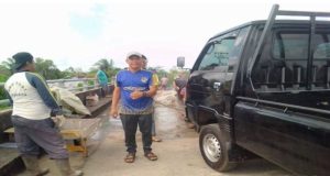 Gotong-Royong Perbaiki Jalan Rusak,Anggota (DPRD) Ketapang Rion Sardi Fraksi Partai Demokrat Hadiri Kegiatan Warga