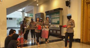 Polda Kalbar Bagikan Takjil kepada Masyarakat Pontianak