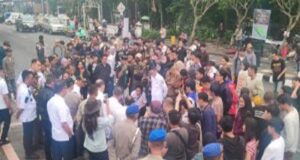 Bupati Dian Temui Massa “Ciremai Memanggil”, Tegaskan Komitmen Jaga Kawasan Konservasi