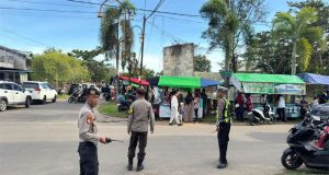 Hadir untuk Masyarakat, Polisi Amankan Keramaian Pasar Juadah di Ketapang