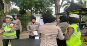 Polwan Polda Kalbar Bagikan Takjil Gratis kepada Masyarakat