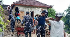Sinergi TNI AL dan AD Gerak Cepat Tangani Longsor di Nusa Penida Bali
