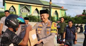 Bulan Suci Ramadhan, Polres Ketapang Bersama Insan Pers Bagikan Takjil Gratis di Bundaran Kedondong