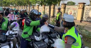 Subsatgas Preventif OPS Liong Kapuas Dampingi Polwan Polda Kalbar Laksanakan Kegiatan Simpatik Jelang Berbuka Puasa