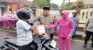 Kapolresta Cirebon Berbagi Takjil, Wujud Kepedulian dan Kedekatan dengan Masyarakat