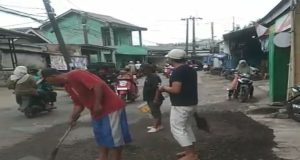 Warga Kp Tikungan Tarumajaya Swadaya Perbaiki Jalan Berlubang, Peran Pemerintah Dipertanyakan