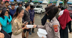 Polwan Polda Kalbar Tebar Kebaikan, Bagikan Ratusan Paket Takjil di Masjid Mujahidin