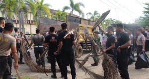 Kapolres Ketapang Pimpin Bersih Bersih Taman Kota Tanjungpura, Sukseskan Program Asri