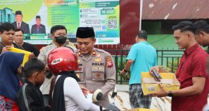Bersama Media Medik TV, Kapolres Ketapang Bagikan 3000 Paket Takjil Gratis Kepada Warga Masyarakat
