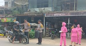 Polsek Simpang Hulu Bersama Bhayangkari Bagikan Takjil kepada Masyarakat di Bulan Suci Ramadhan