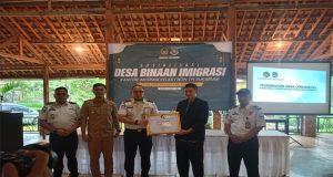 Edukasi dan Berbagi: Sosialisasi Desa Binaan Imigrasi di Cireunghas Diwarnai Pembagian Takjil