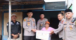 Kapolres Ketapang Bersama Jajaran Salurkan Bantuan Sosial Sembako bagi Lansia di Kelurahan Tengah