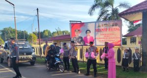 Berbagi Berkah Ramadhan, Kapolres Ketapang Bagikan 200 Paket Takjil Bagi Pengguna Jalan Di Kecamatan Kendawangan