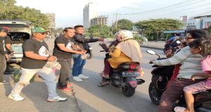 LSM LPKSM PATROLI DPD Kota Bekasi Bagikan Takjil Gratis kepada Warga