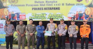 Kapolres Ketapang Bersama PJU dan Bhayangkari Cek Pos Pam dan Pos Yan, Berikan Bingkisan untuk Personel Piket
