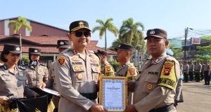 Kapolres Ketapang Pimpin Upacara Hari Kesadaran Nasional, Tiga Bhabinkamtibmas Berprestasi Terima Penghargaan