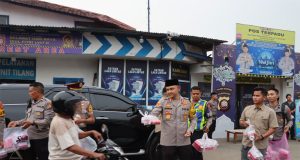 Kapolres Ketapang Bersama Pejabat Utama Bagikan Takjil Gratis kepada Pengendara