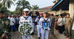 Isak Tangis Iringi Pemakaman Militer Pratu Anumerta Andi Suvio di Pangandaran dan Pratu Anumerta Elki Saputra di Sumbar