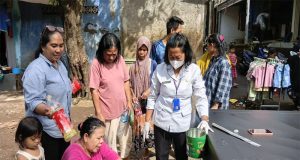 Sterilisasi Pemukiman, Koordinator Puskesmas Pekayon Salurkan Cairan Karbol ke Warga RT 01/04