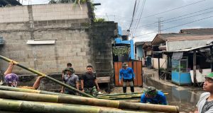 Gerak Cepat Koramil 02 Tarumajaya Bangun Jembatan Perintis di Desa Segara Makmur