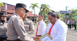Polres Ketapang Gelar Upacara Hari Kesadaran Nasional, Berikan Penghargaan kepada Personel Berprestasi