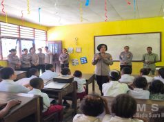 Polwan Polda Papua Barat Peringati Hari Kartini Bagikan Tas Untuk Anak Sekolah