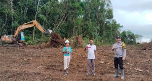 Personel Polsek Manis Mata Laksanakan Pembukaan Lahan dan Pembersihan Demplot Ketahanan Pangan Jagung Hibrida